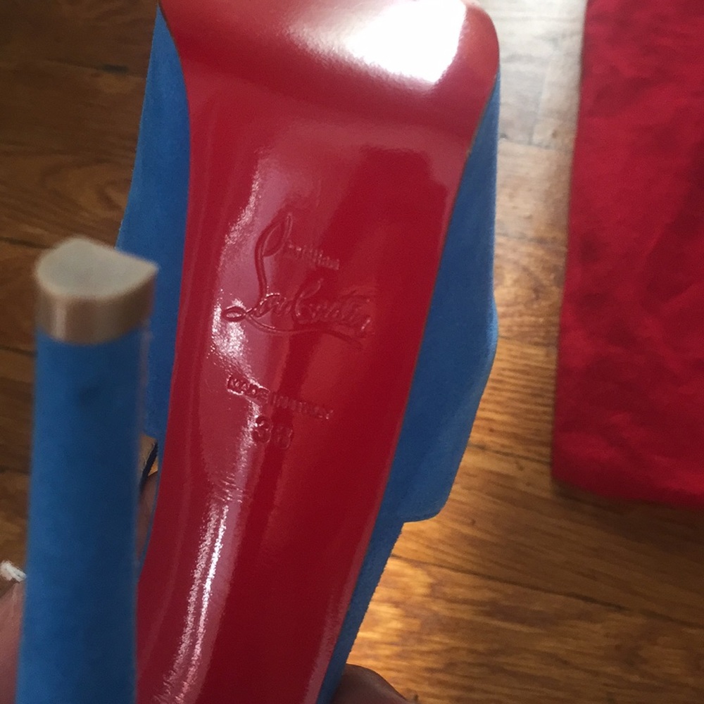 Size 8.5 heels. Never worn. Dust bag. No box.